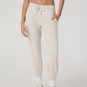 Women’s Vuori Performance Jogger Heather Ecru